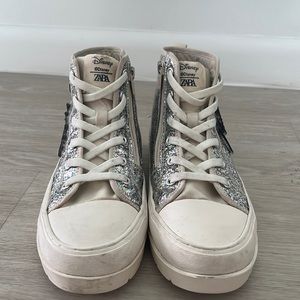 I’m selling Mickey shoes from Zara size 37 for kids.